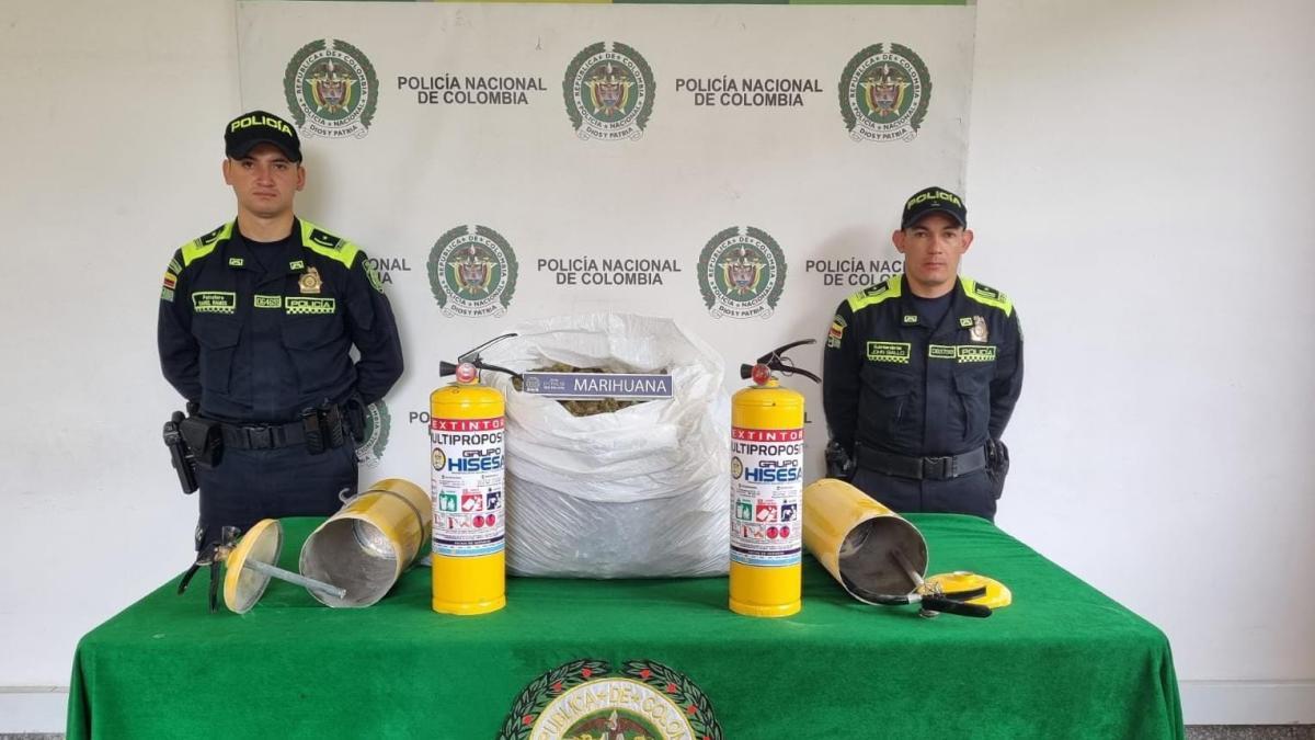 En extintores, delincuentes iban a transportar 12 kilos de marihuana desde el Aeropuerto El Dorado, en Bogotá, hasta Leticia 