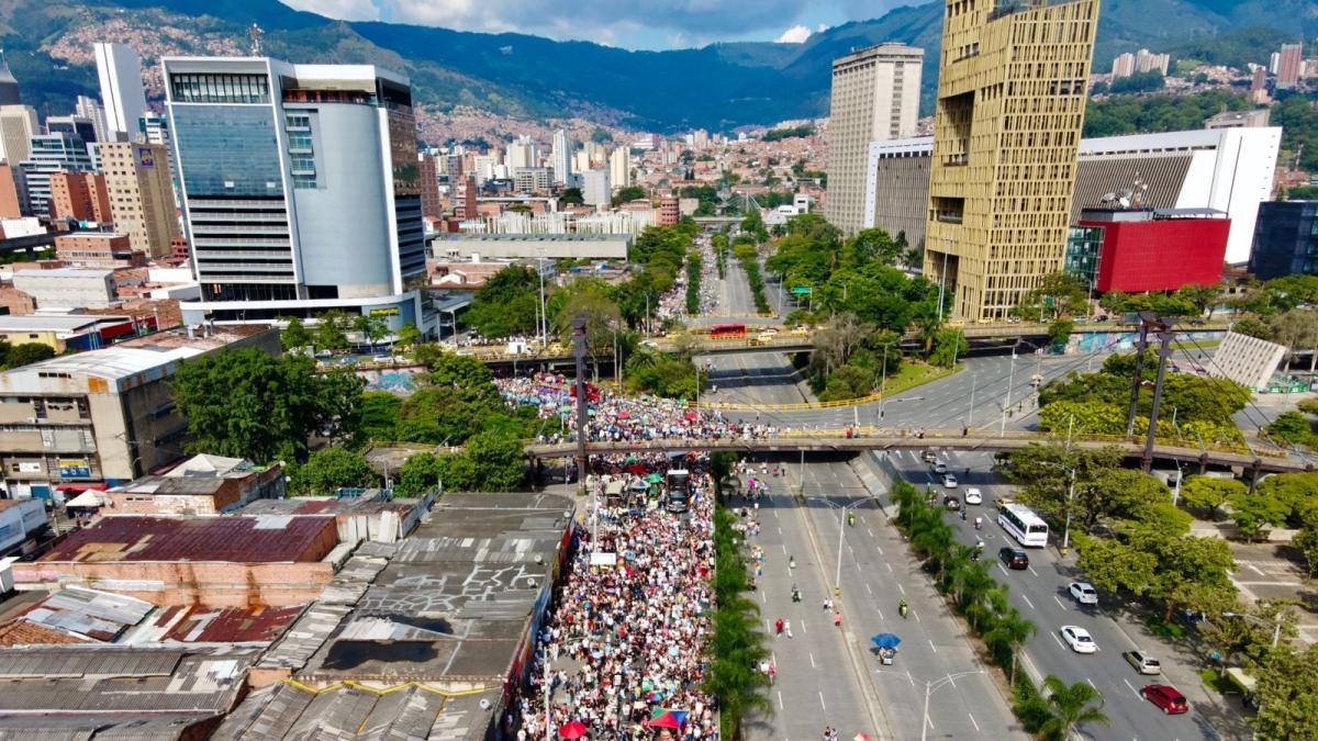 Multitudinaria participación de los paisas en la marcha del Orgullo LGBTIQ+ en Medellín 