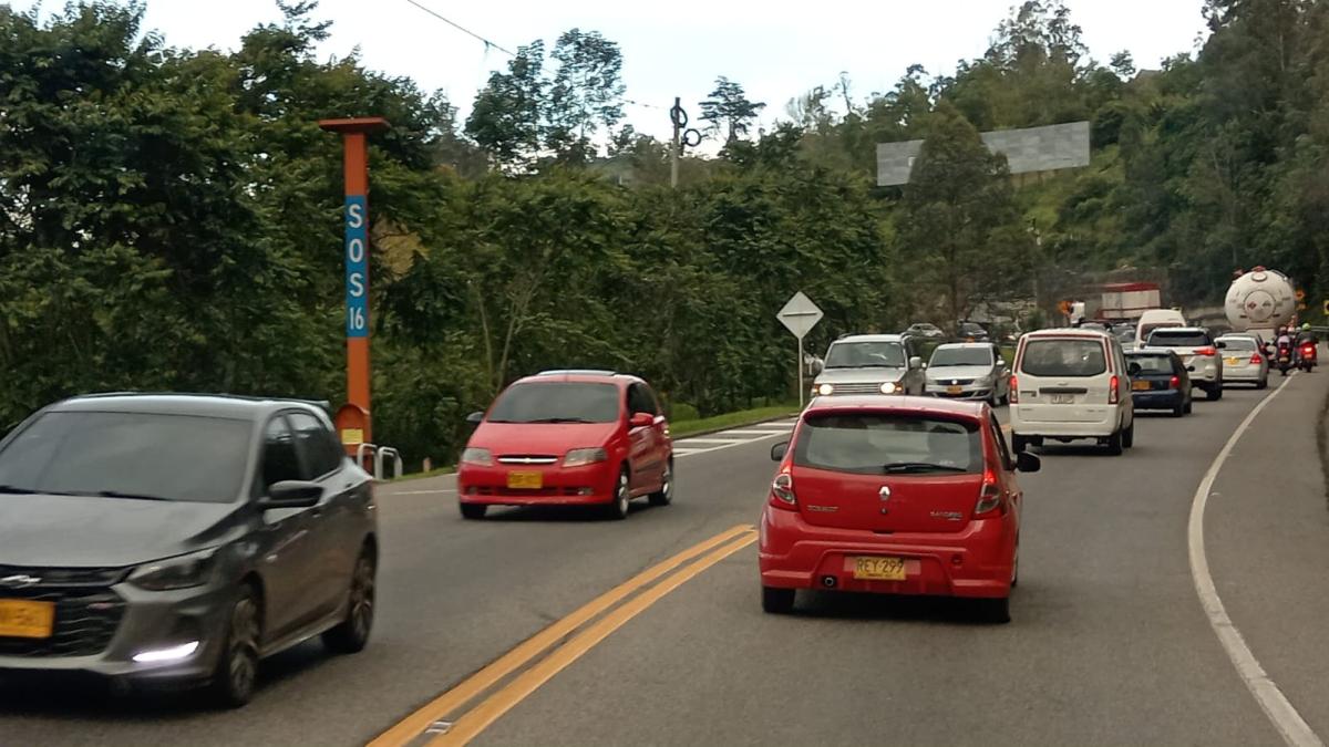 EN VIVO | Movilidad Bogotá: cierre en la vía al Llano por siniestro con vehículo de carga, cargamento cayó sobre el carril 