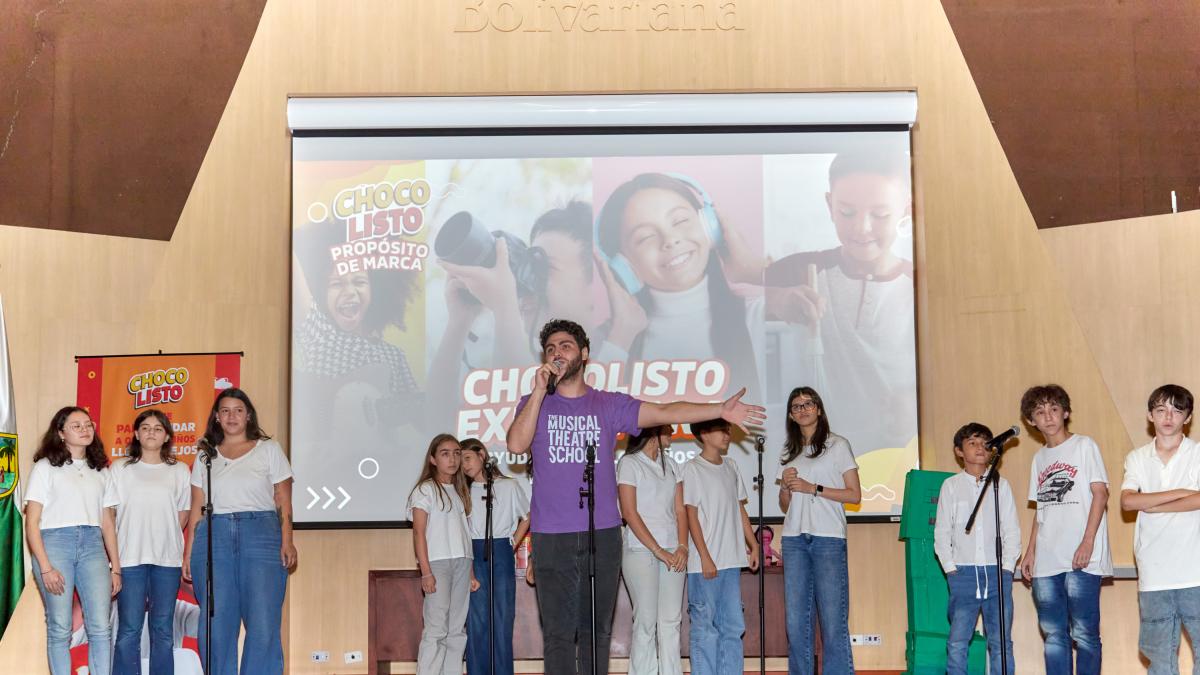 Gafas con tapas recicladas: iniciativa que mejora calidad visual de niños y promueve la sostenibilidad 