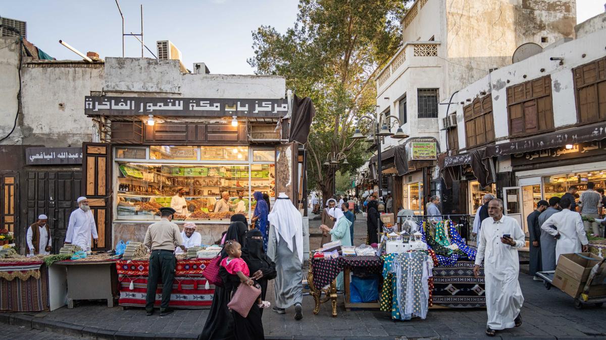 La cara antigua y extravagante de Arabia Saudita: un viaje por el reino que busca transformarse
