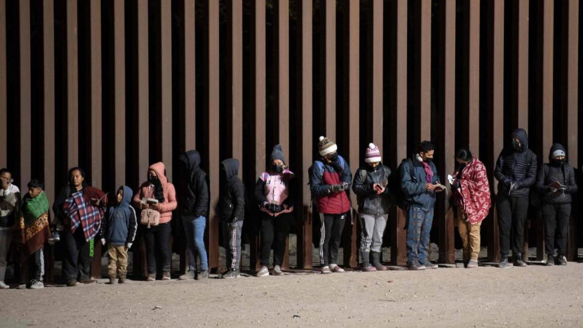 ¿Cuáles son los migrantes 'favoritos' de CBP para dejarlos pasar, según ChatGPT?