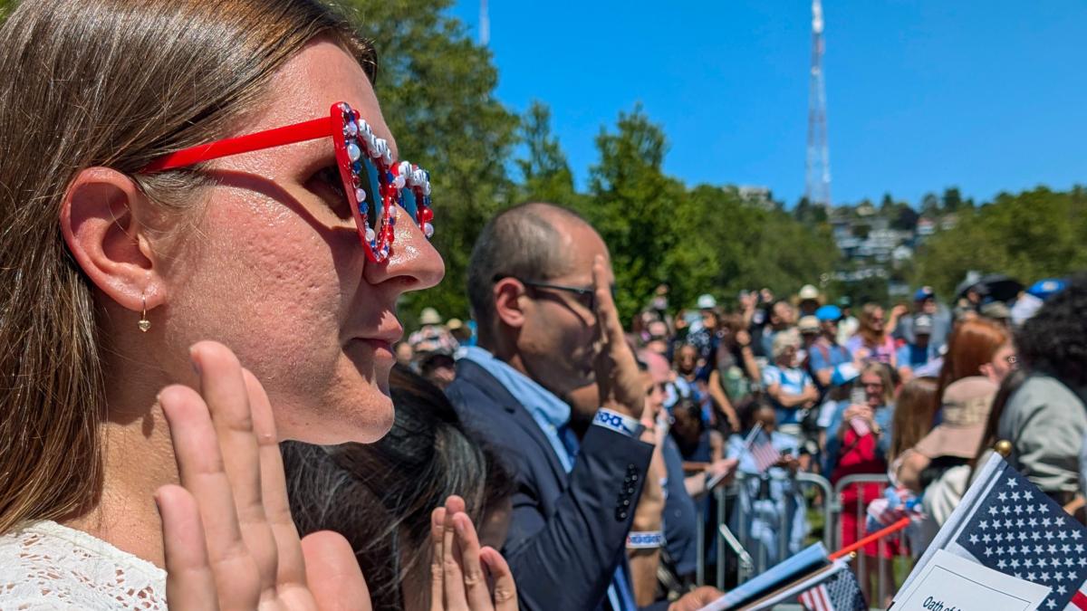 (En fotos) Así es una ceremonia masiva de naturalización en Estados Unidos