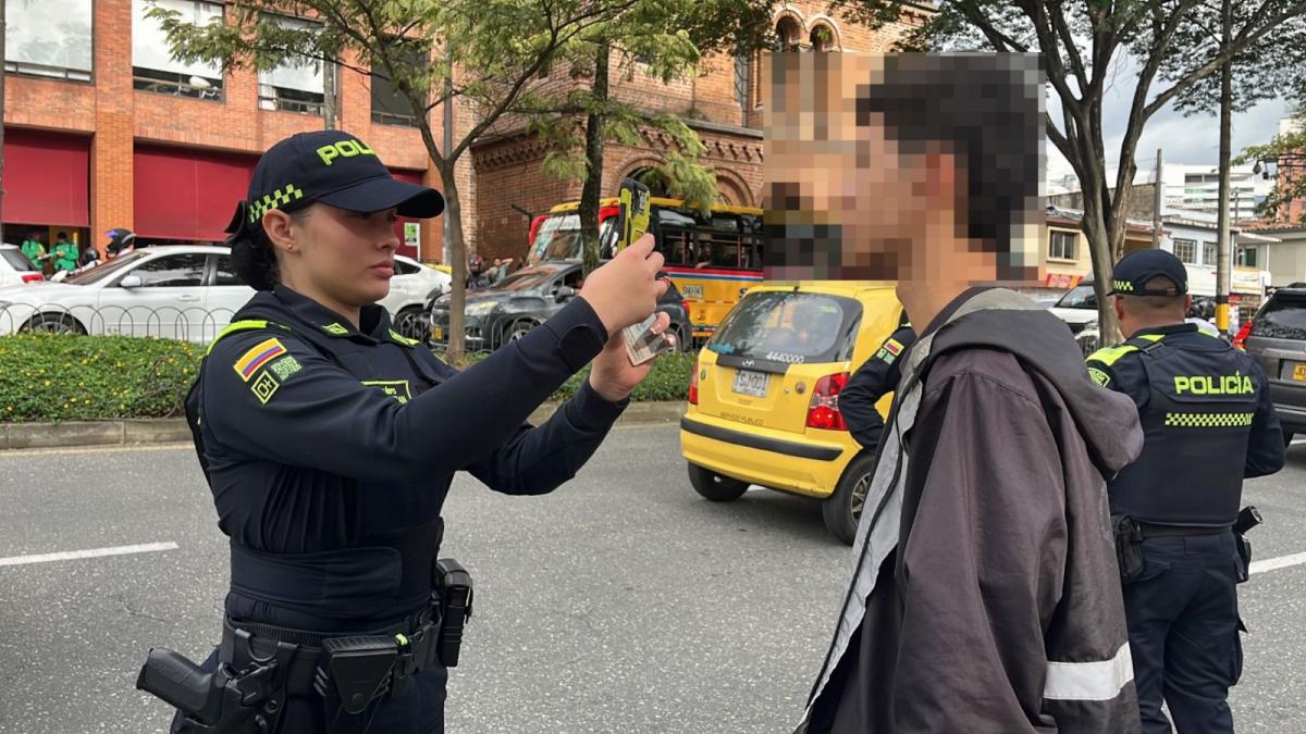 Policías de Medellín comienzan a utilizar aplicativo móvil que permite el reconocimiento facial 