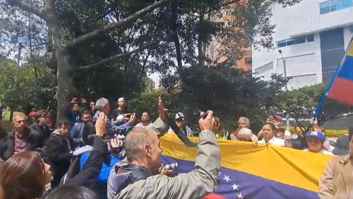 Ciudadanos venezolanos adelantan plantón frente al consulado de su país en Bogotá 