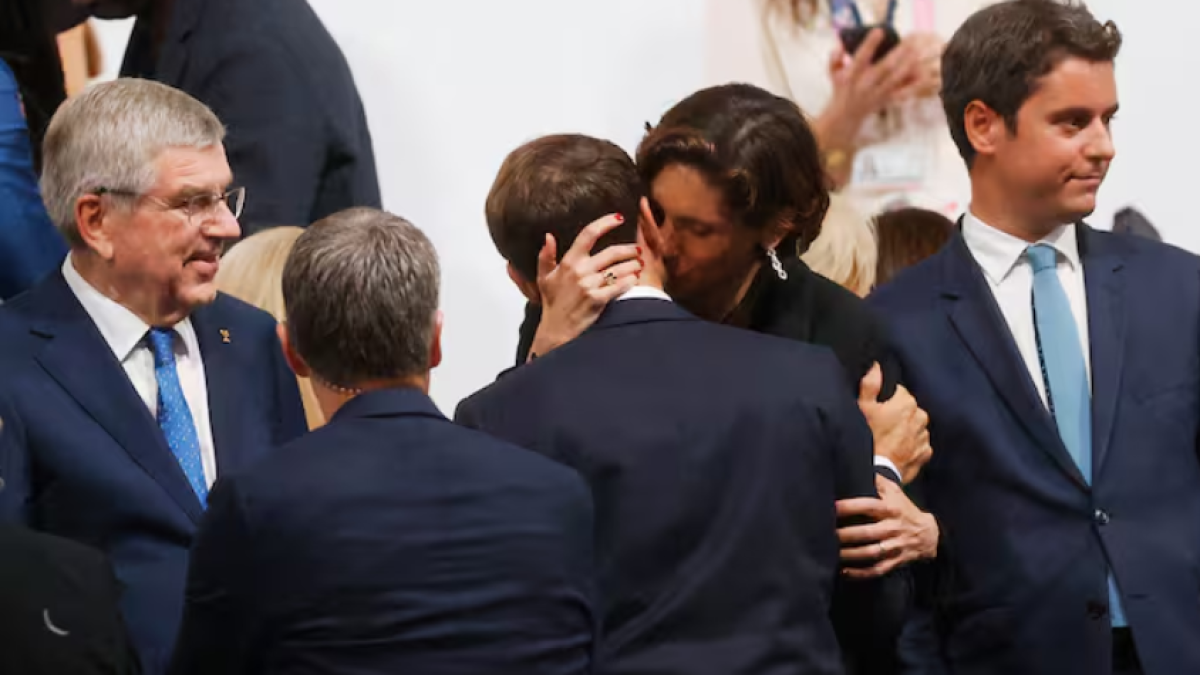 Le baiser « passionné » du ministre des Sports à Macron qui a fait sensation en France