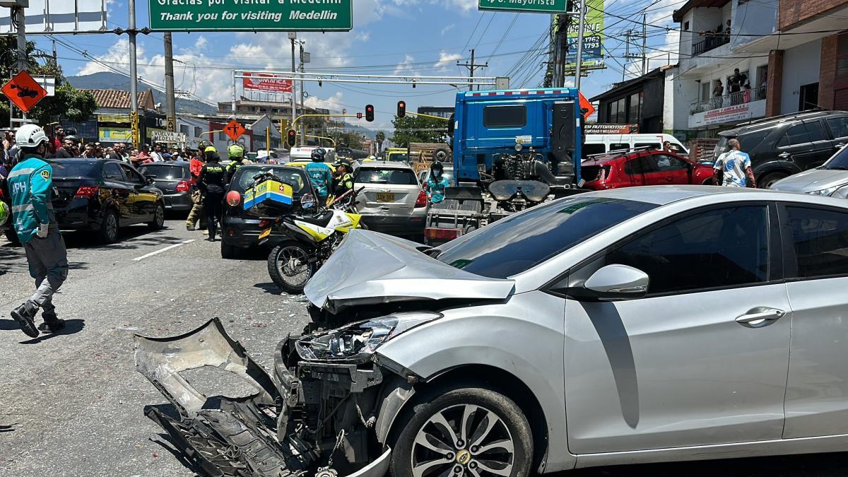 Accidente en Medellín con tractomula robada dejó dos personas muertas y 16 vehículos estrellados 