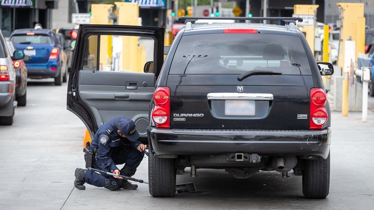 Descubrimiento impactante en la frontera de Texas: CBP utiliza tecnología de vanguardia para detectar algo inesperado en un auto