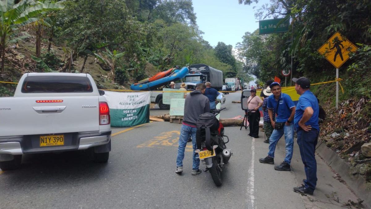 Comunidades del Oriente antioqueño bloquean la autopista Medellín – Bogotá por el mal estado de la carretera 