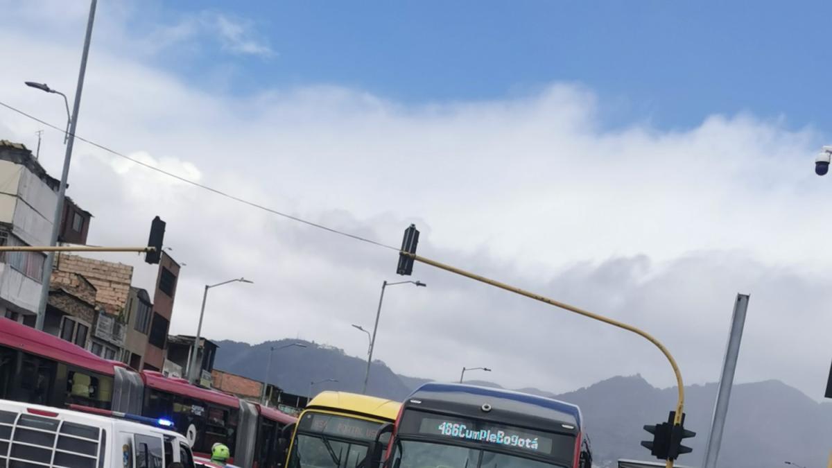 Accidente de tránsito entre particulares obliga a cierre de estación de TransMilenio Quiroga: así está es la afectación en este punto de Bogotá 