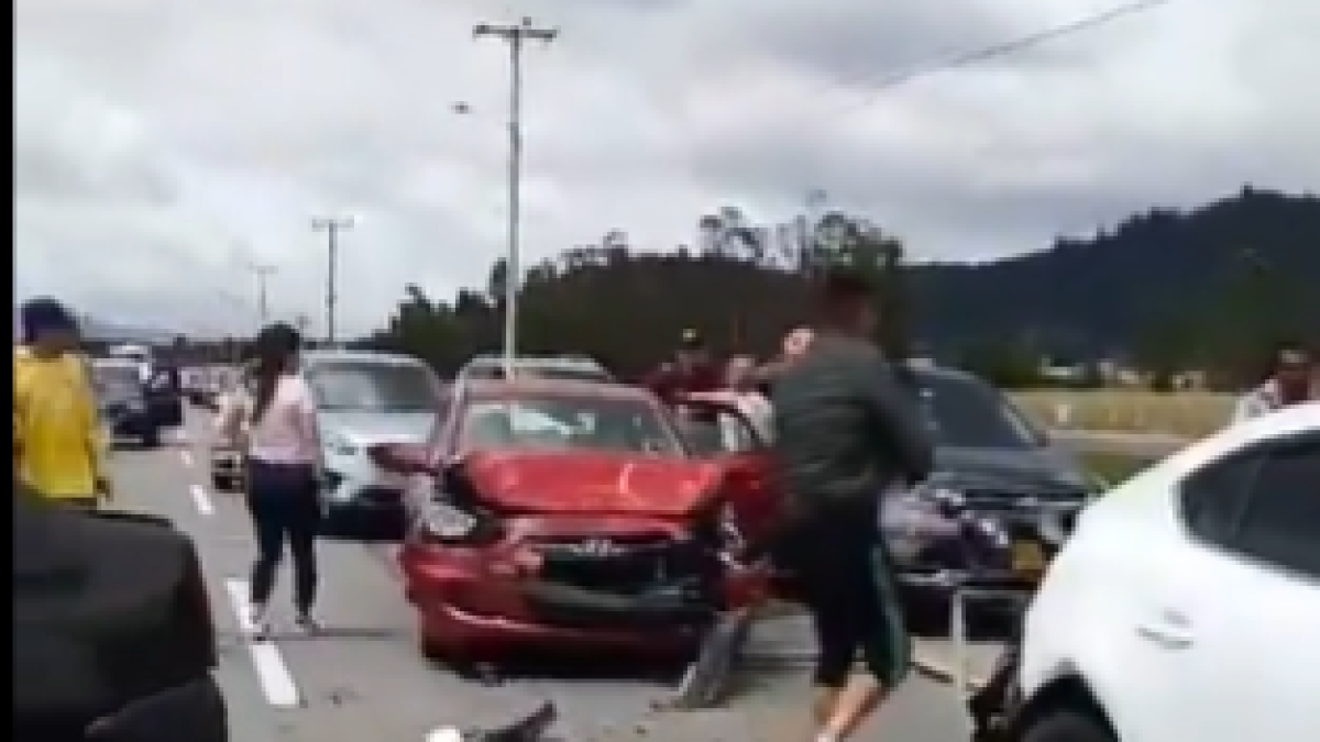 Múltiple accidente de tránsito entre Bogotá y Tunja en la operación retorno, no hay personas fallecidas 