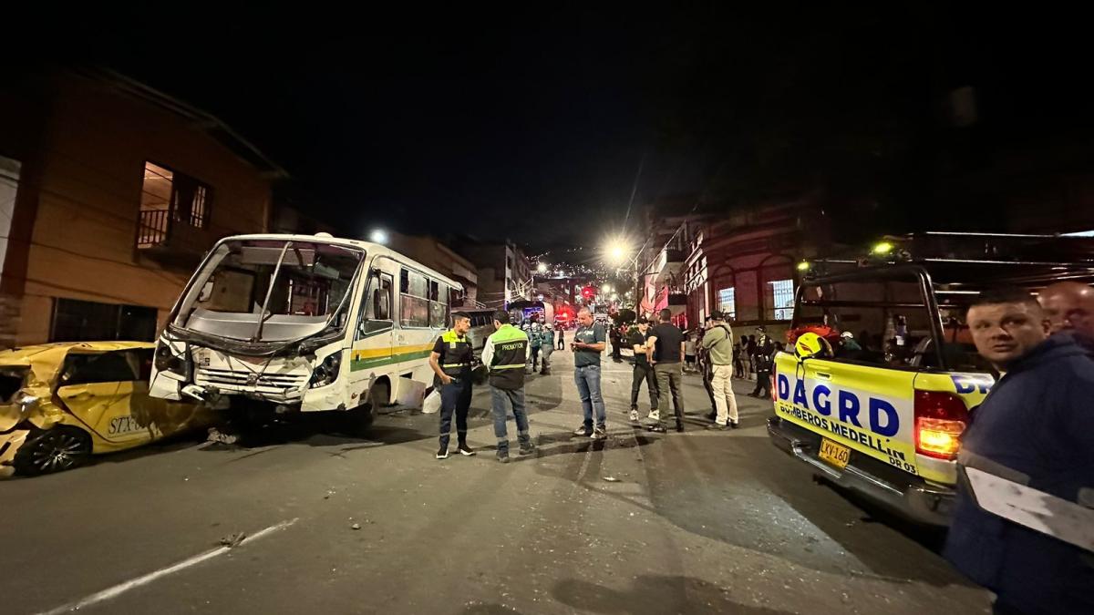 ¿Quiénes son las víctimas del trágico accidente entre dos buses, un taxi y dos motos en Medellín? 