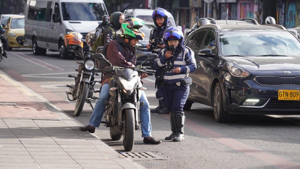 Pilas: comienzan las multas por circular en el carril exclusivo de SITP en la carrera 13 en Bogotá: así funciona la medida 