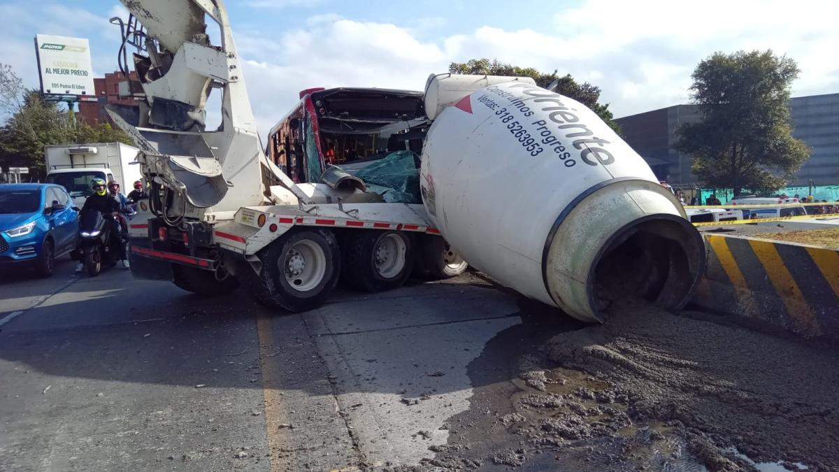 Movilidad en Bogotá: monumental trancón en Suba por grave accidente de bus de TransMilenio y carro mezclador de cemento 