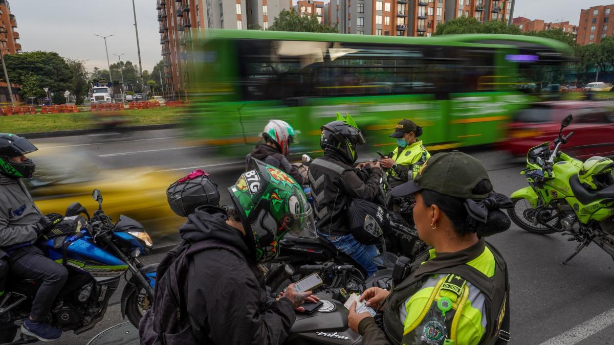 Por cada comparendo en vía que se impone a una moto en Bogotá, se registran 50 a carros: ¿a qué se debe la amplia diferencia? 