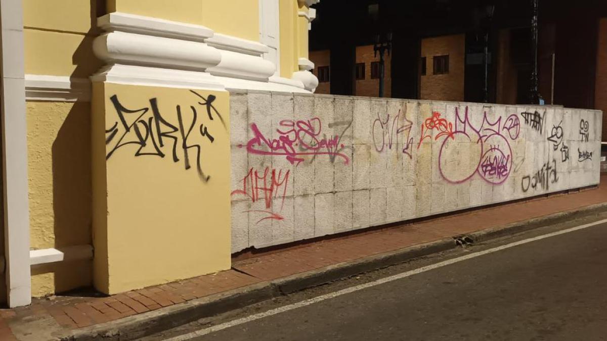 Rechazan vandalismo contra las paredes del Teatro Municipal de Cali 