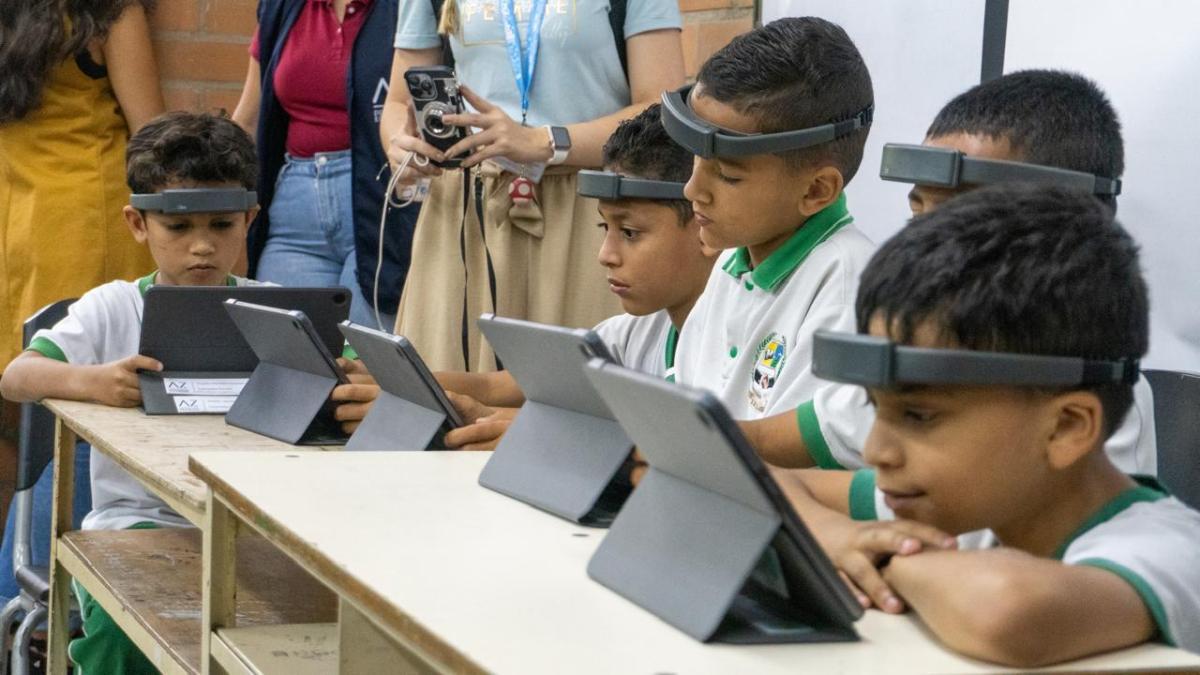 Con modernas e innovadoras diademas tecnológicas los estudiantes de Medellín fortalecen sus capacidades cognitivas 