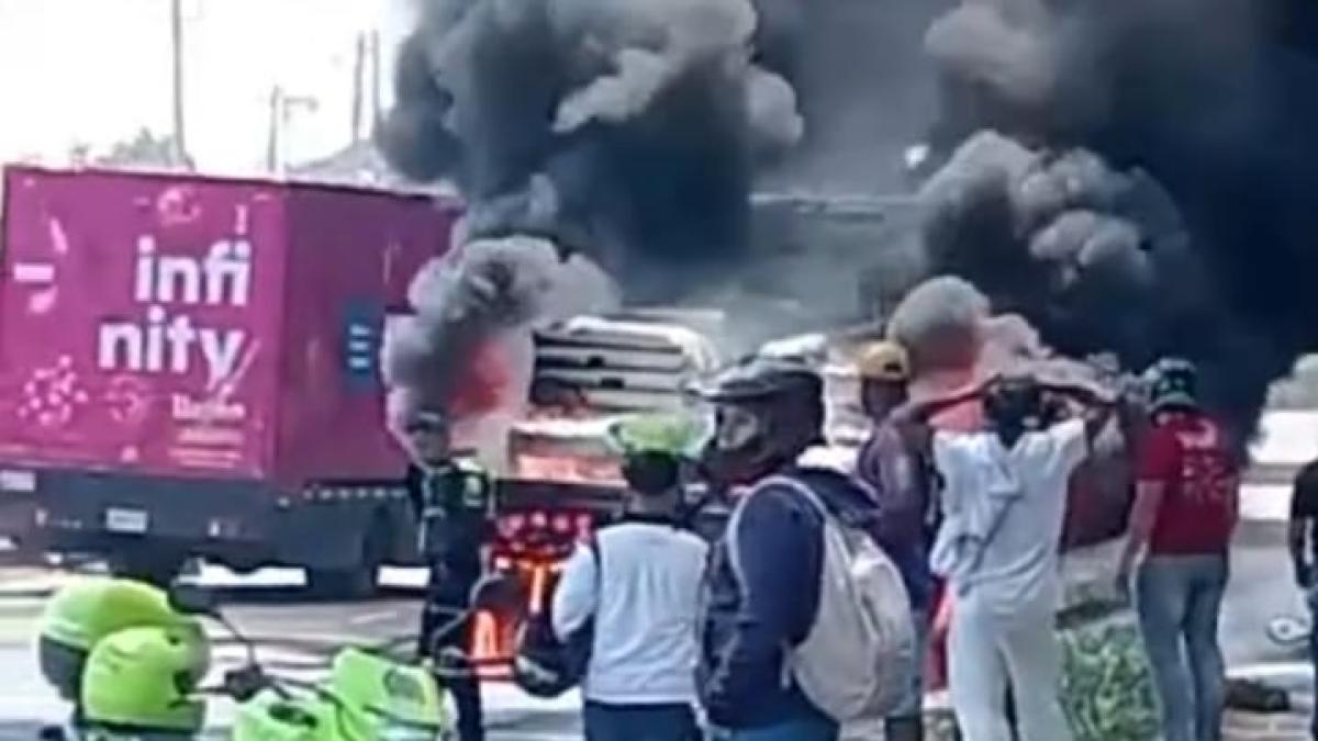 Motociclista murió incinerado tras colisionar contra la parte de atrás de un tractocamión en la vía Cali – Candelaria: esto se sabe 