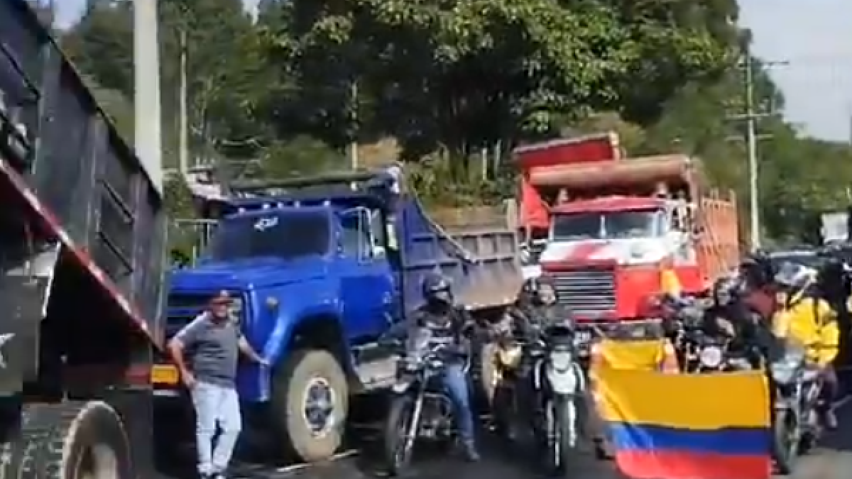 Atención: continúan los bloqueos por paro de camioneros en Antioquia en la autopista Medellín-Bogotá 