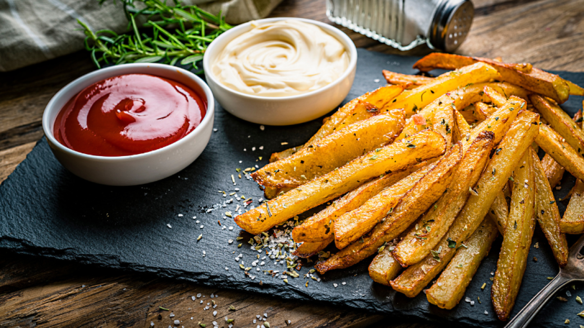 No unte las papas fritas en salsa de tomate o mayonesa: terminará consumiendo casi el doble de calorías