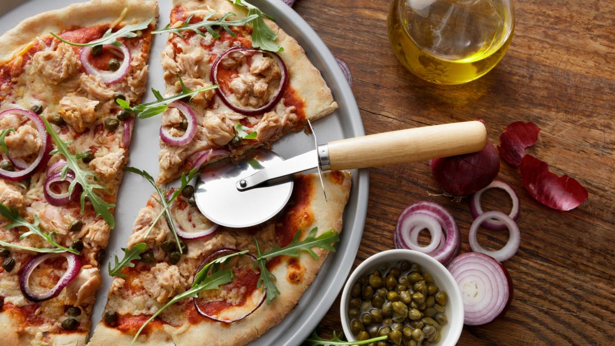 Chef italiana explica por qué no se debe cortar la pizza con cuchillo de rueda: revela la polémica herramienta para ‘hacerlo bien’