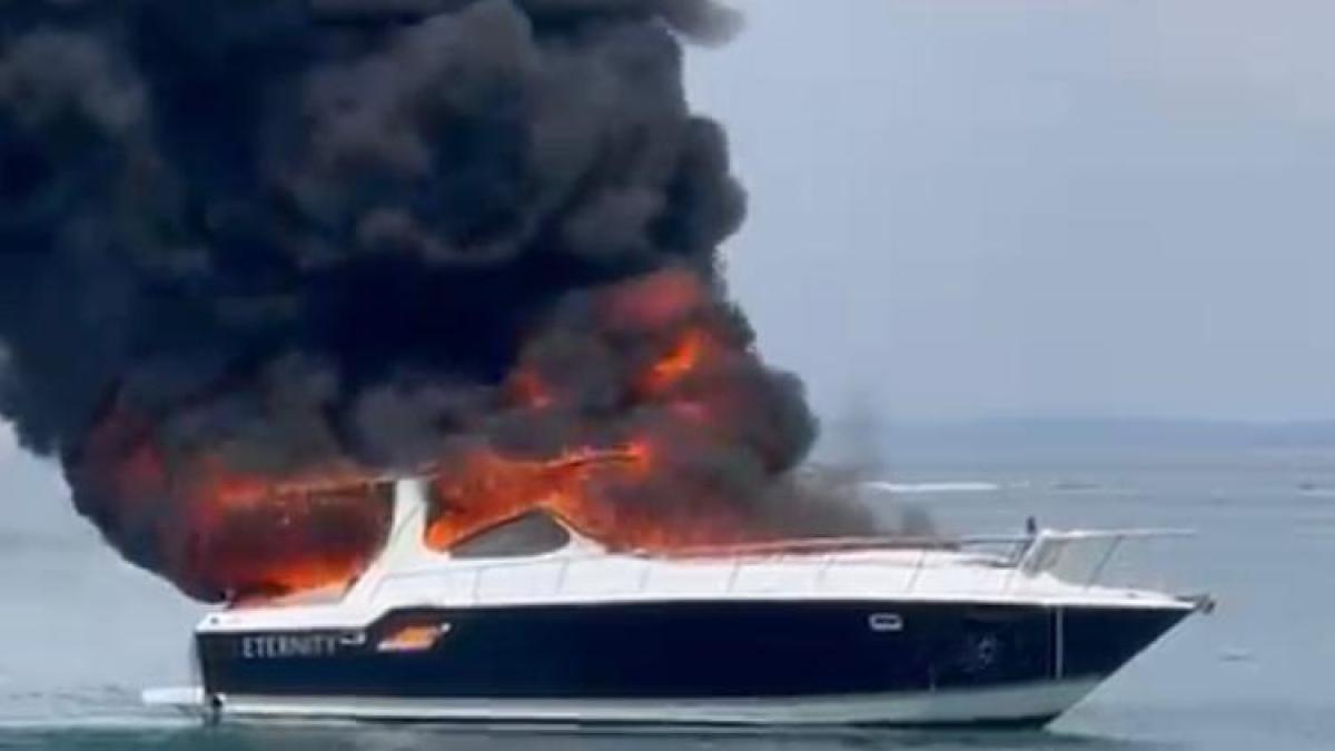 Última hora: A salvo turistas que navegaban cerca de islas del Rosario, en Cartagena, cuando el yate se incendió