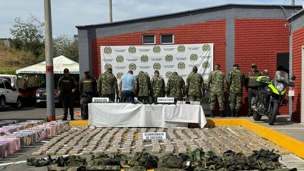 Policía sorprende a ocho personas que se hacían pasar por militares y se movilizaban por el norte del Valle del Cauca, con un amplio arsenal bélico 