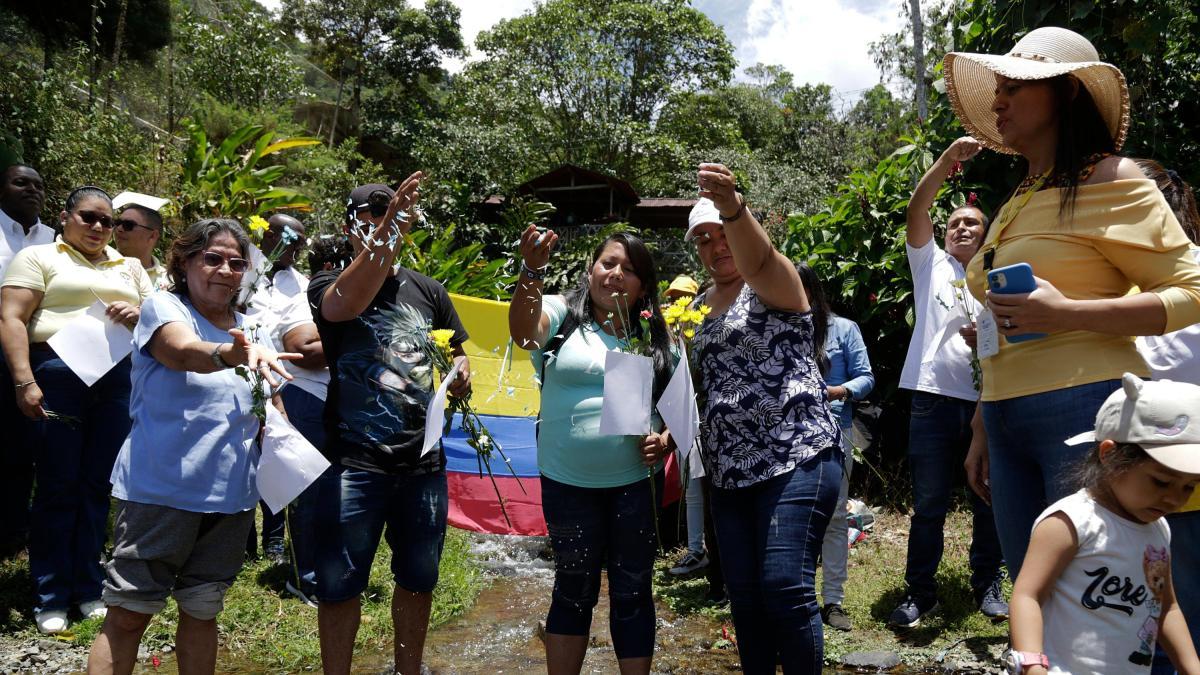 El pueblo que realizó ofrenda con flores en el río para conjurar un pasado trágico por causa de los paramilitares