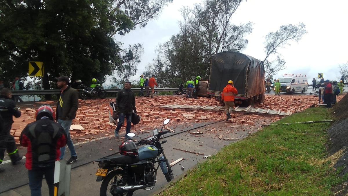 Cierre en la vía al Llano por accidente que involucró a varios vehículos: autoridades están retirando escombros para habilitar el paso