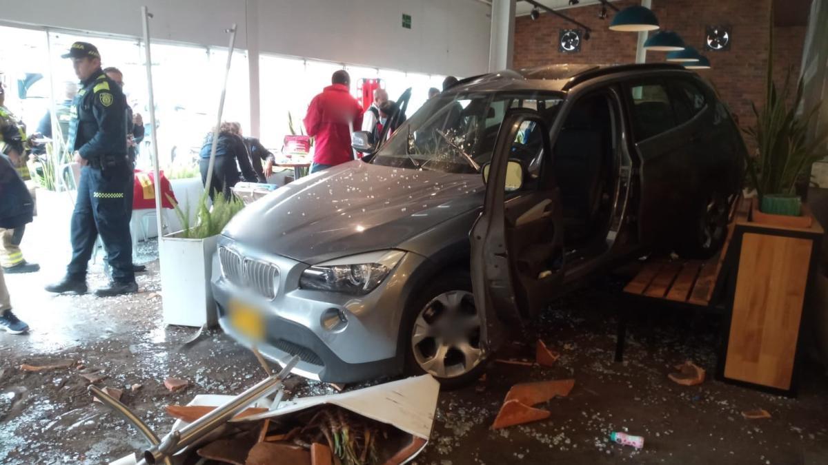 Se conoce la hipótesis del accidente de un carro de alta gama en Carulla en Bogotá: conductora se estrelló contra cafetería 