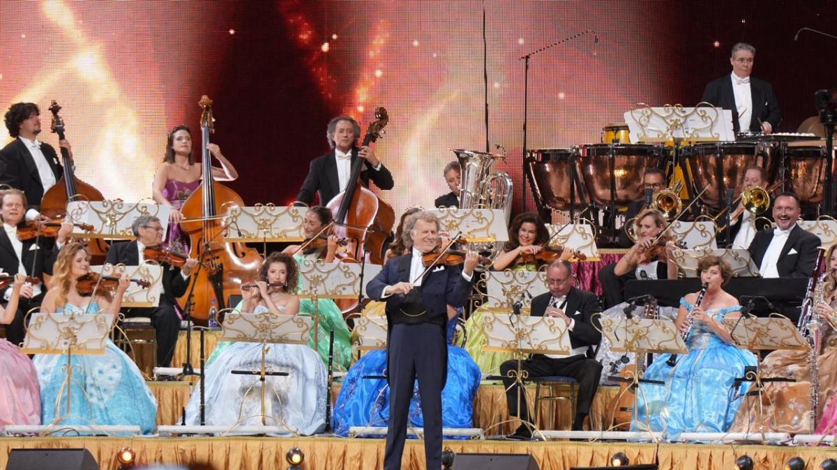 André Rieu viajó del vals a 'I Will Survive' en su regreso al Movistar Arena: así fue su primer día de concierto en Bogotá