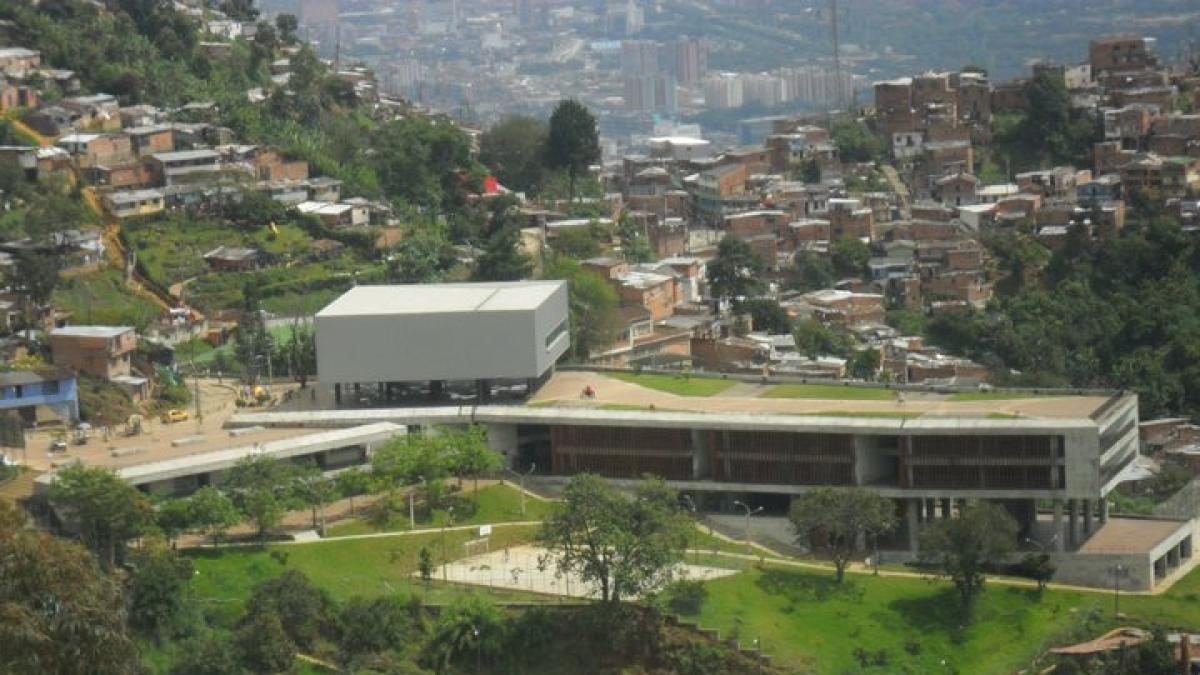 Investigan accidente de estudiante de 13 años que cayó desde un segundo piso en colegio público de Medellín 