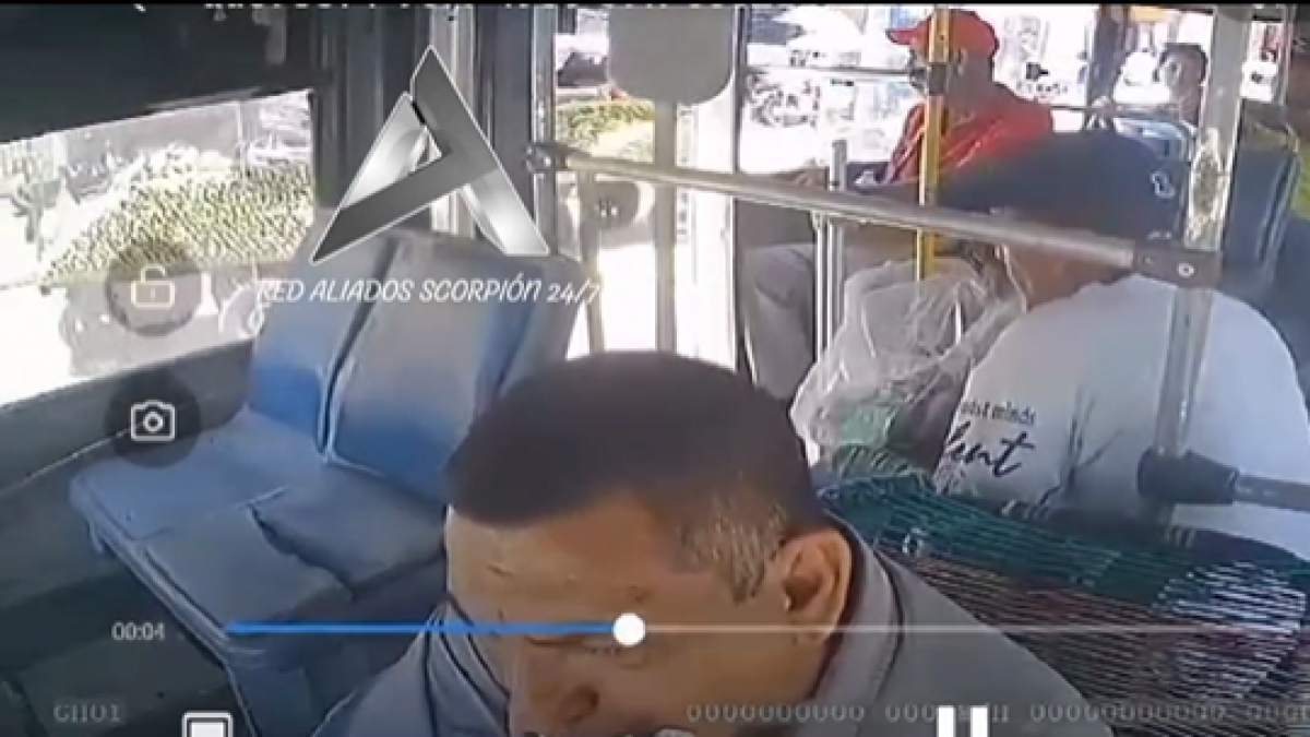 Insólito video: señalan a vendedor informal de robar celular a conductor que le permitió vender en el bus