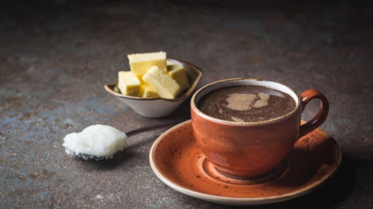 ¿Por qué mezclar aceite de coco en una taza de café puede ser saludable?