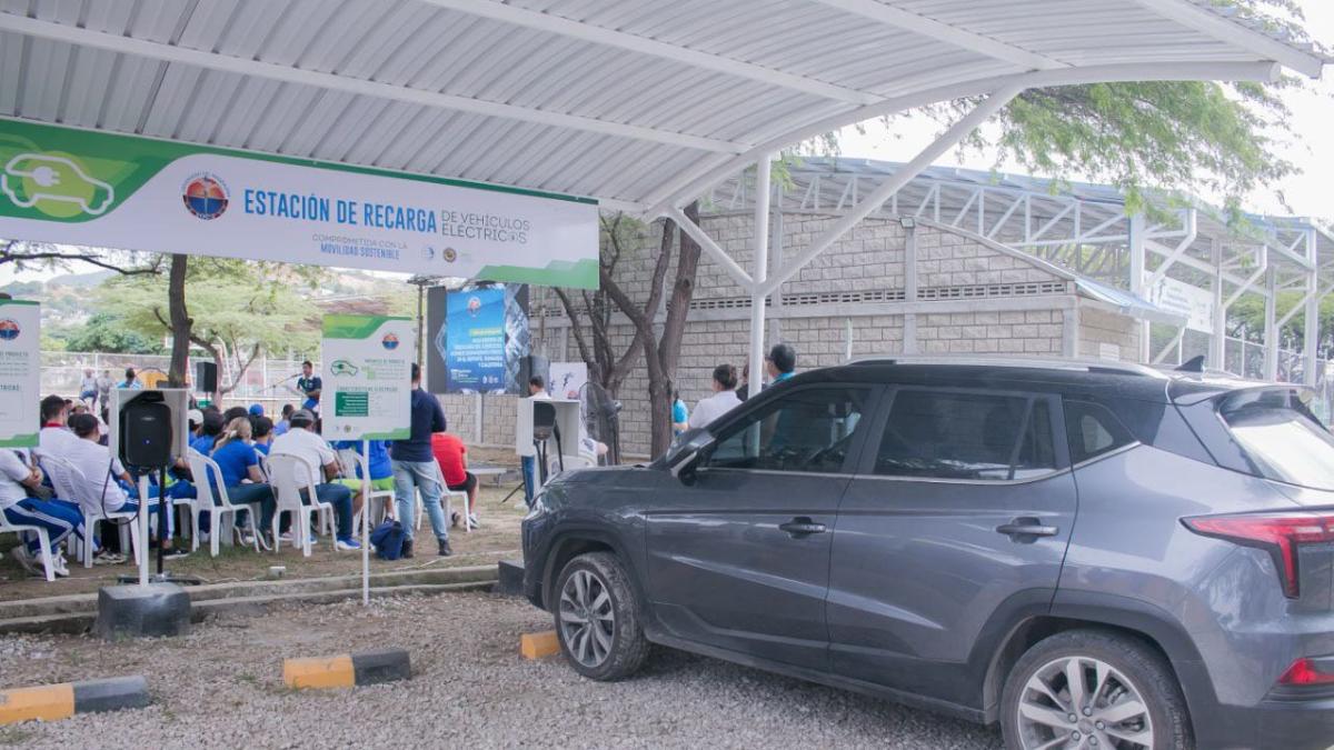 Santa Marta estrena su primera estación de recarga para vehículos eléctricos en la Unimagdalena