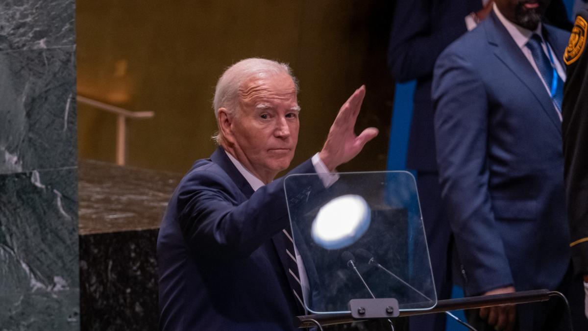 El presidente de Estados Unidos, Joe Biden, dice estar hablando con Israel sobre un ataque a instalaciones petroleras de Irán