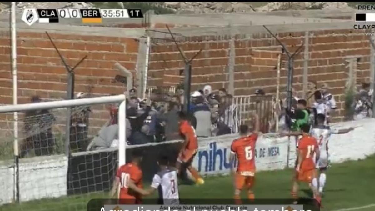 Violencia en el fútbol: barra brava cruza la cancha para agredir a otros hinchas, hombre en silla de ruedas queda en el medio; video