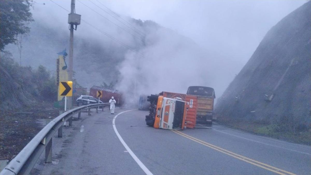 Grave accidente de tránsito provoca cierre de la vía que va de Buga a Buenaventura: emergencia por químicos