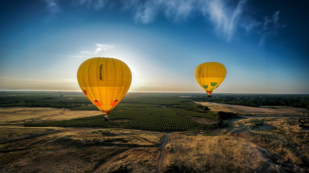 El pueblo de California cuyo atractivo es ver el amanecer en globo aerostático