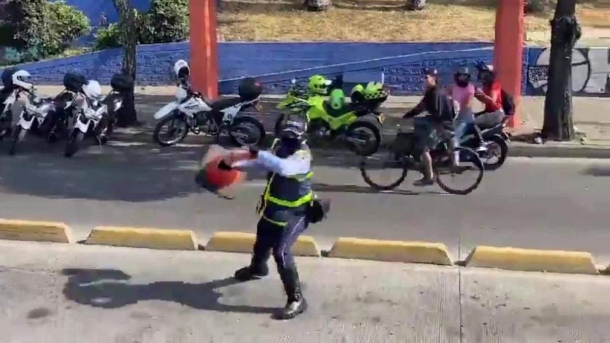 Video | Agente de tránsito lanzó un cono a motociclista que iba por carril del MIO en Cali: Secretaría de Movilidad se pronunció 