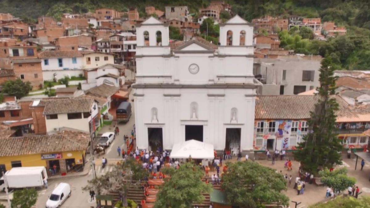 Antioquia: el 'clan del Golfo' habría multado a una pareja de Buriticá por presunto caso de infidelidad