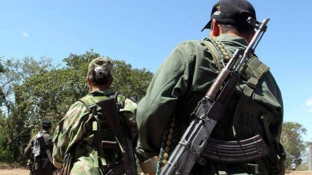 Cauca: dos menores y la madre heridos por explosiones en su predio, en medio de combates entre disidentes y Ejército