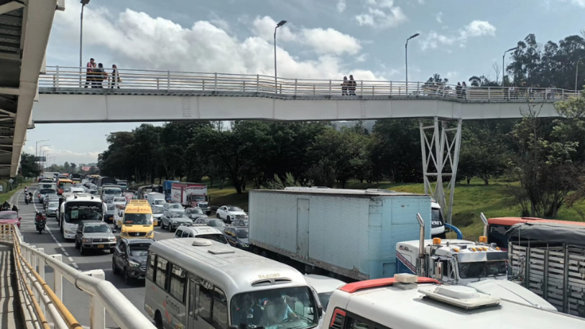 Tras bloqueos en la vía Guaymaral, al norte de Bogotá, constructora Amarilo se pronuncia sobre pagos de los trabajadores 