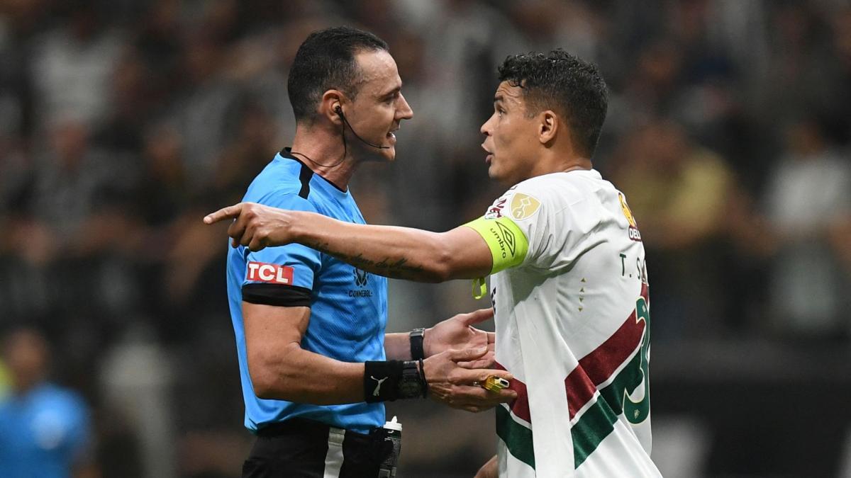 Wílmar Roldán, otra vez, en medio de la polémica en la Copa Libertadores, por no expulsar a un jugador de Fluminense: video