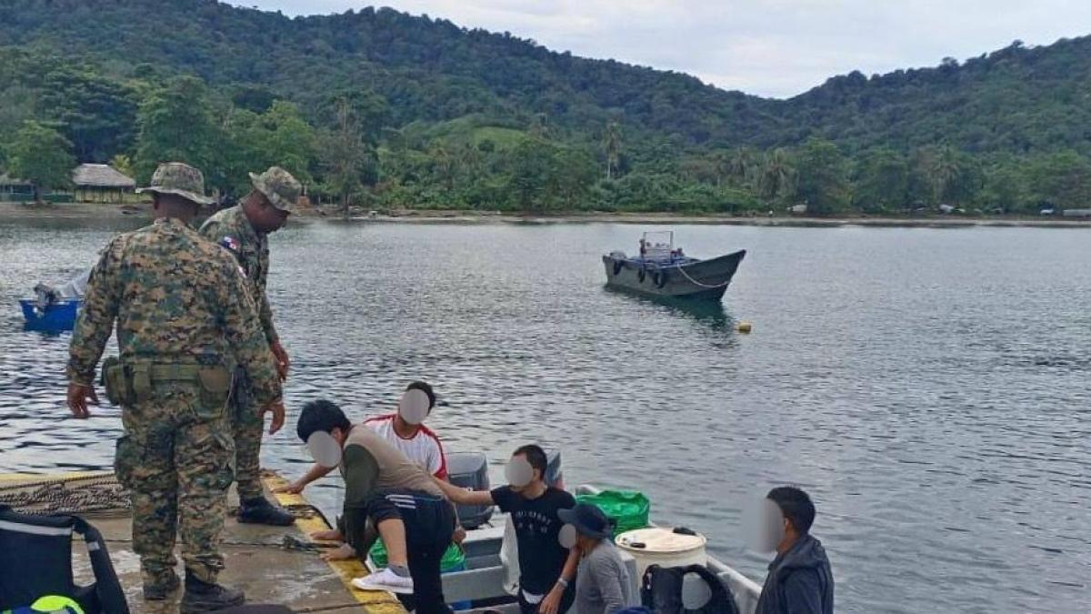 Autoridades panameñas rescatan a un grupo de migrantes que salieron de Colombia