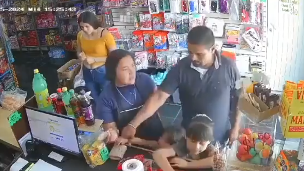 En video: cámaras de seguridad captan cuando una familia roba en una tienda en México