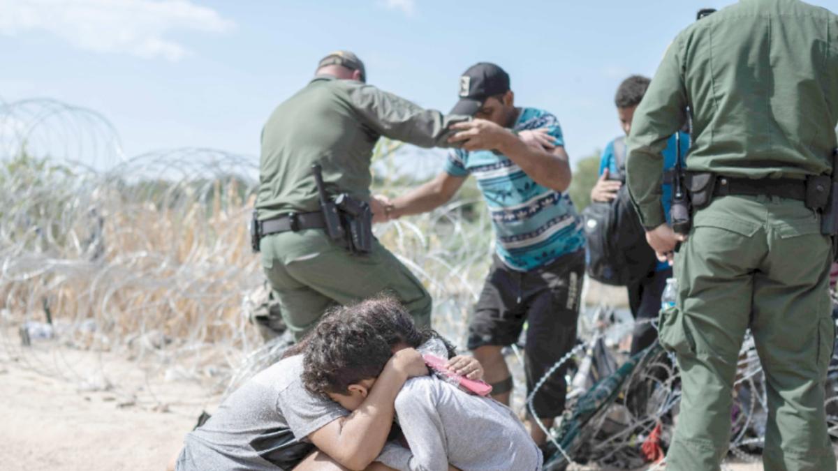 CBP encontró a 77 migrantes escondidos en una situación inédita dentro de EE. UU.