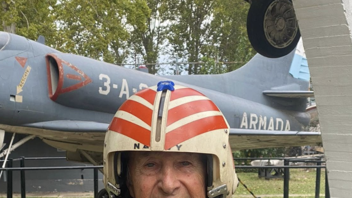 Tiene 92 años y fue instructor de aviones para la escuela que inspiró Top Gun