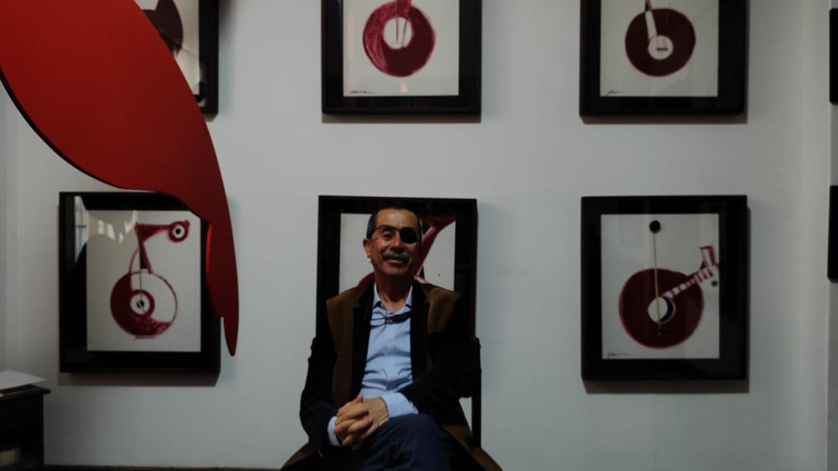 'Lejos de Colombia, pero siempre con el hogar en el corazón': el artista Duvan López recibe la medalla Simón Bolívar