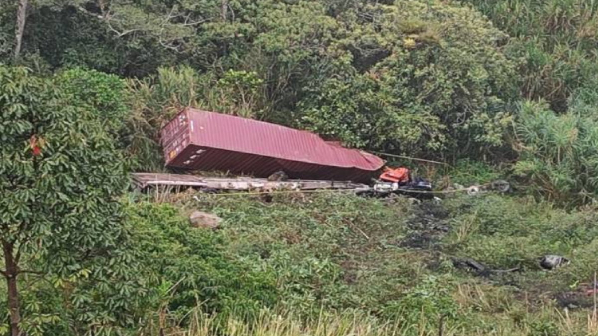 Accidente en la vía Bogotá – Medellín: tractocamión cayó a un abismo y conductor falleció en el siniestro